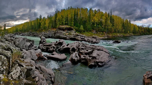 Otoño en los ríos de montaña de Siberia — Foto de Stock