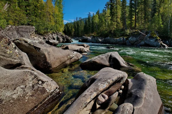 La belleza de los ríos de montaña de Siberia — Foto de Stock