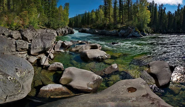 Skönheten i berget floderna i Sibirien — Stockfoto