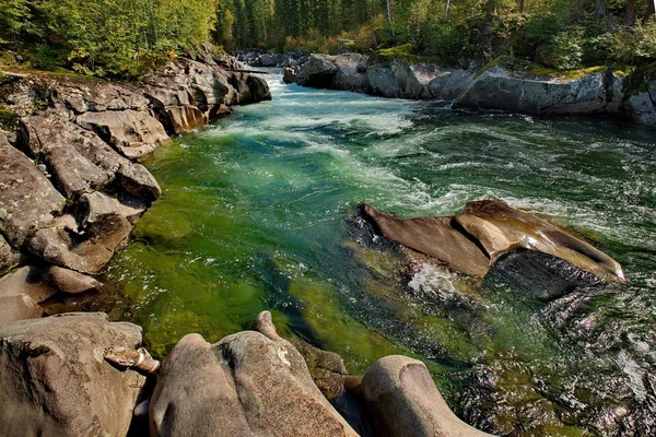 La belleza de los ríos de montaña de Siberia — Foto de Stock