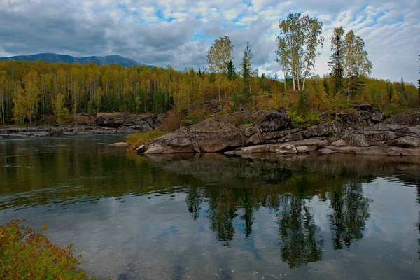A beleza dos rios de montanha da Sibéria — Fotografia de Stock