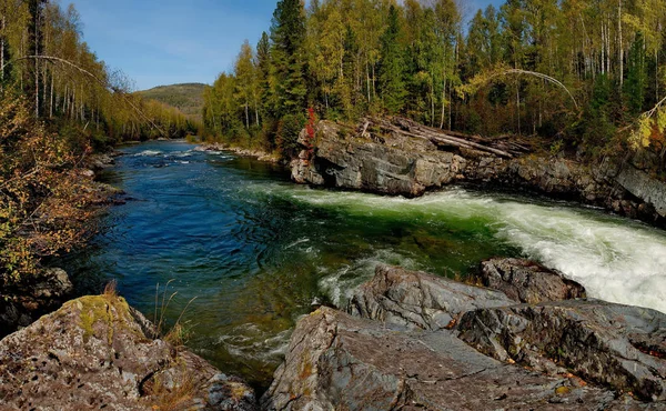 シベリアの山の川の美しさ — ストック写真