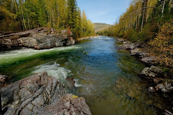 La belleza de los ríos de montaña de Siberia — Foto de Stock