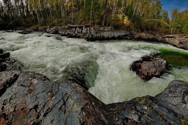 The beauty of the mountain rivers of Siberia — Stock Photo, Image