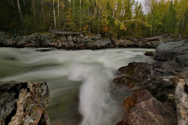 La belleza de los ríos de montaña de Siberia — Foto de Stock