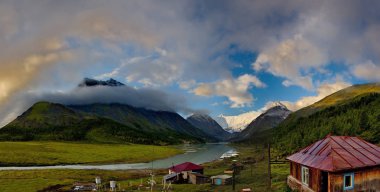 Yaz dağ Altay nehirler üzerinde