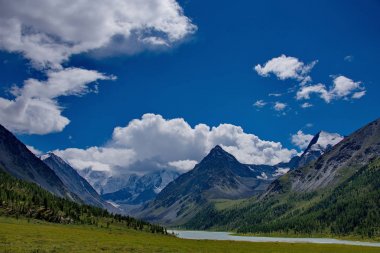 Yaz dağ Altay nehirler üzerinde