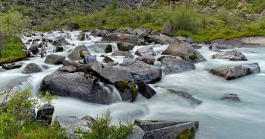 Yaz dağ Altay nehirler üzerinde
