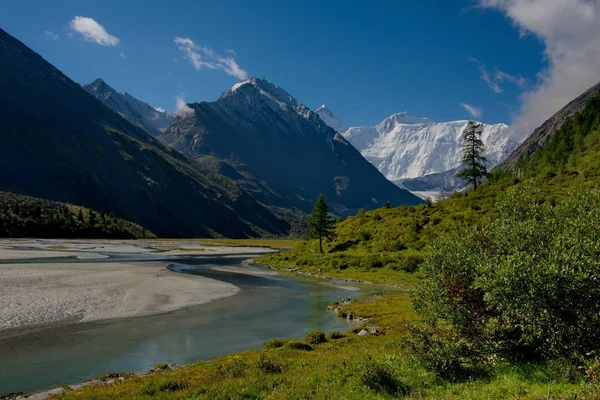 Yaz dağ Altay nehirler üzerinde