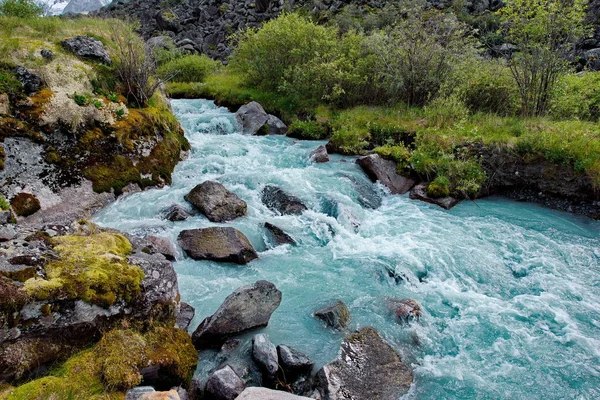 Zomer op de rivieren van berg Altaj — Stockfoto