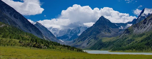 Yaz dağ Altay nehirler üzerinde