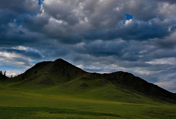 Puesta de sol en las montañas Altai — Foto de Stock