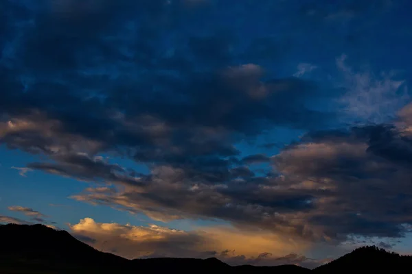 Puesta de sol en las montañas Altai —  Fotos de Stock