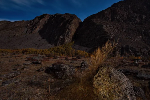 Лунная ночь в горах Алтая — стоковое фото