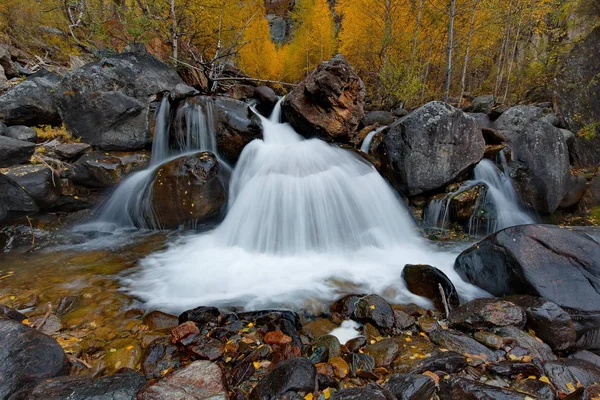 Outono nas montanhas Altai — Fotografia de Stock