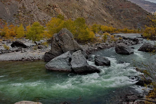 Aautumn op de rivier Tsjoelysjman — Stockfoto