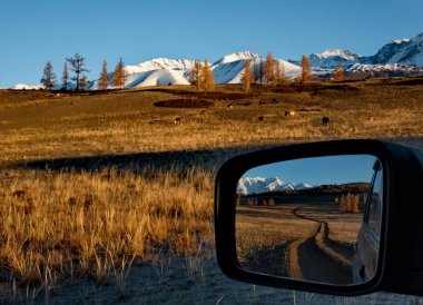 Rusya. Güney Batı Sibirya, sonbaharda Altay Dağları