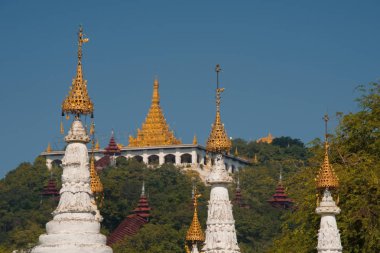 Mandalay. Myanmar. 20 Kasım 2016. Sandar Mu Ni pagoda - dünyanın en büyük kitap. Her taş bir kutsal kitap sayfa içinde oyulmuş 758 stupas içinde.
