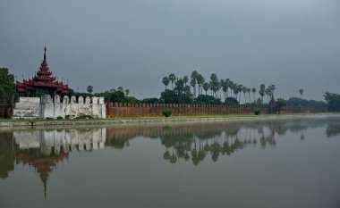 Mandalay. Myanmar. 20 Kasım 2016. Kraliyet Sarayı çevreleyen baraj gölünün karşı kıyıdan surlar görünümünü.