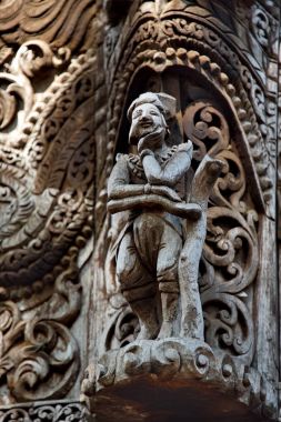 Mandalay. Myanmar. 20 Kasım 2016. Golden Palace Manastırı (Shwenandaw Kyaung) tamamen tik ağacından, 1878 yılında inşa edilmiş ve ünlü sahneler ve karakterler onun duvar ve çatı süslüyor Budist mitler oyulmuş.