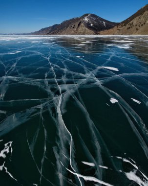 Rusya. Baykal Gölü buz kar ve aşırı kışın soğuk olmaması nedeniyle saydamlığını şaşırtıcı.