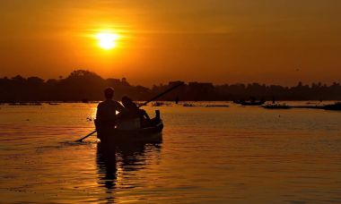 Mandalay. Myanmar. 21 Kasım 2016. Her sabah yerel balıkçıların ağları üzerinden bir teknede Gölü Taungthaman ile balık yakalamak.