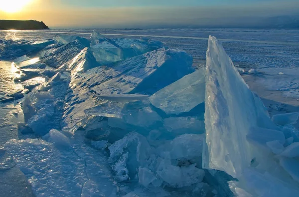 ロシア 驚くほどの雪と冬の厳しい寒さの不足のためバイカル湖の氷の透明度 — ストック写真