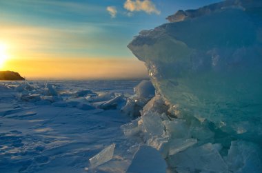 Rusya. Baykal Gölü buz kar ve aşırı kışın soğuk olmaması nedeniyle saydamlığını şaşırtıcı.