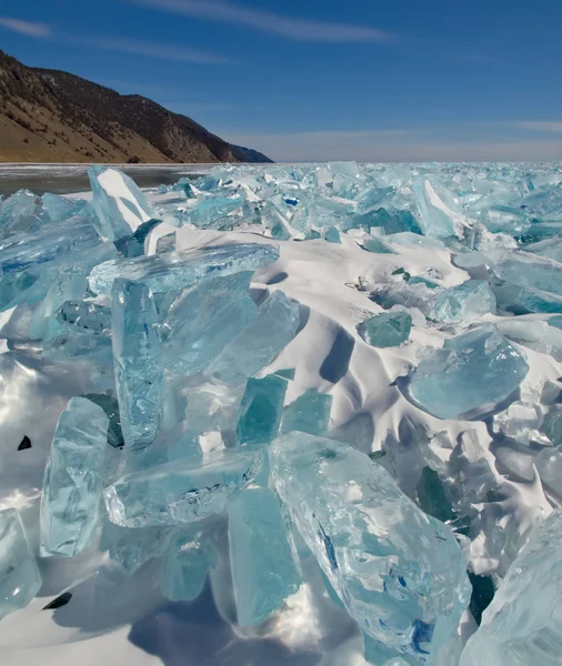 俄罗斯 令人惊叹的是贝加尔湖冰的透明度 因为冬天缺乏雪和严寒 — 图库照片