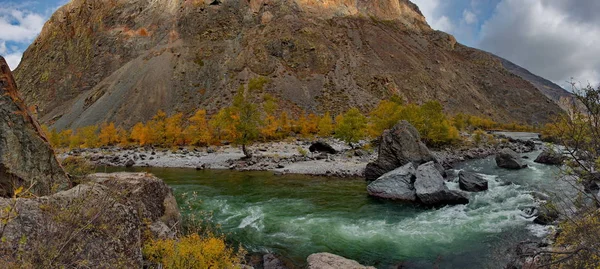 Ρωσία Νότια Δυτική Σιβηρία Φθινόπωρο Στα Βουνά Αλτάι Στον Ποταμό — Φωτογραφία Αρχείου
