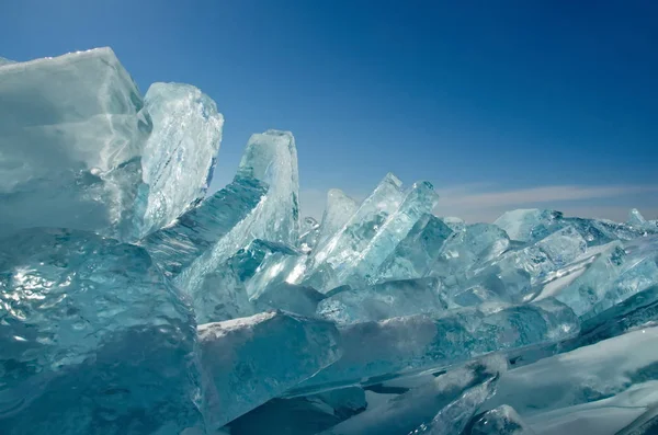 ロシア 驚くほどの雪と冬の厳しい寒さの不足のためバイカル湖の氷の透明度 — ストック写真