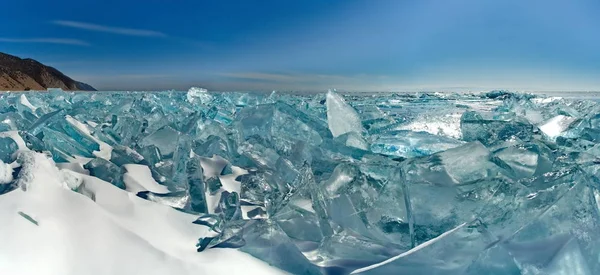 ロシア 驚くほどの雪と冬の厳しい寒さの不足のためバイカル湖の氷の透明度 — ストック写真