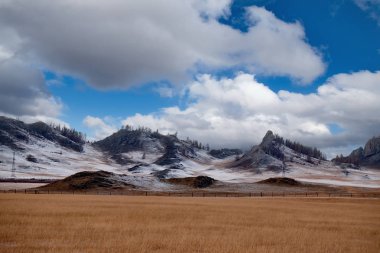 Rusya. Güney Batı Sibirya, sonbaharda Altay Dağları.