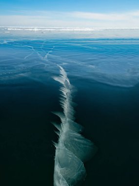Rusya. Doğu Sibirya. Baykal Gölü buz kar ve aşırı kışın soğuk olmaması nedeniyle saydamlığını şaşırtıcı.