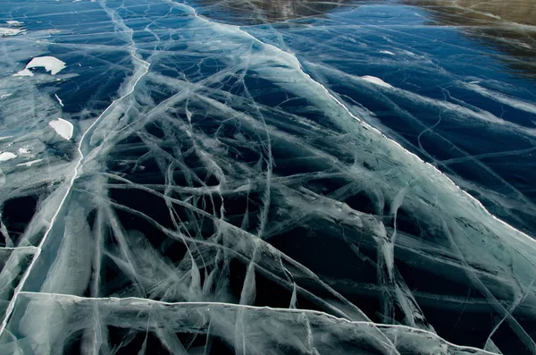 ロシア 東のシベリア 驚くほどの雪と冬の厳しい寒さの不足のためバイカル湖の氷の透明度 — ストック写真