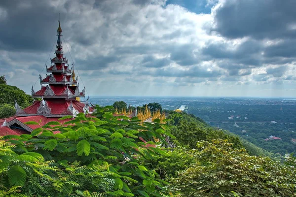 曼德勒 2016年11月20日 曼德勒山是一个240米 790 的山丘 位于东北部的市中心曼德勒在缅甸 在山顶是 Sutaungpyei 字面上愿望实现 — 图库照片