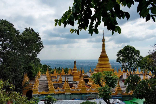 曼德勒 2016年11月20日 曼德勒山是一个240米 790 的山丘 位于东北部的市中心曼德勒在缅甸 在山顶是 Sutaungpyei 字面上愿望实现 — 图库照片