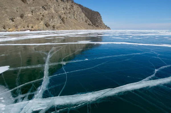 ロシア 東のシベリア 驚くほどの雪と冬の厳しい寒さの不足のためバイカル湖の氷の透明度 — ストック写真