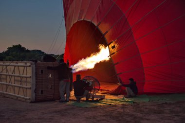 Bagan. Myanmar. 11/25/2016. Her sabah şafak vakti, turist taşıyan bir düzine balonlar birlikte Bagan birçok antik Budist tapınakları kuşbakışı göz ihtişamını görmek için göğe yükselişi.