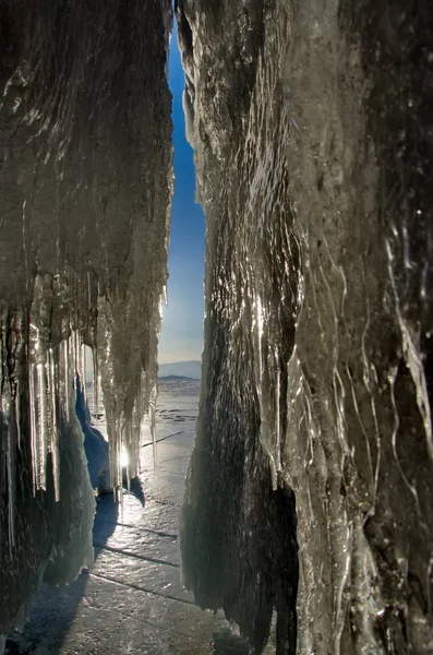 Olkhon 岛上的冰洞穴之美 — 图库照片