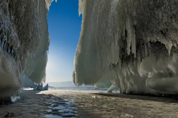 Belleza Las Cuevas Hielo Isla Olkhon —  Fotos de Stock