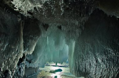 Rusya. Doğu Sibirya, Baykal Gölü. Buz mağaraları Olkhon adanın küçük deniz.
