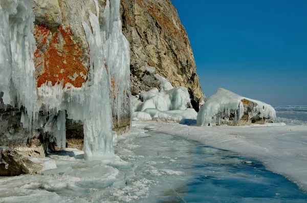 俄罗斯 东西伯利亚令人惊叹的是贝加尔湖冰的透明度 因为冬天缺乏雪和严寒 — 图库照片