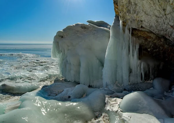 俄罗斯 东西伯利亚令人惊叹的是贝加尔湖冰的透明度 因为冬天缺乏雪和严寒 — 图库照片