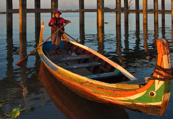 Mandalay Myanmar 2016 Lake Taungthaman Every Morning Dozens Colorful Boats — Stock Photo, Image