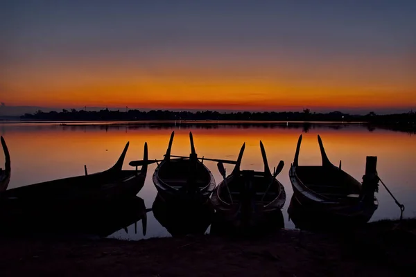 曼德勒 2016 Taungthaman 湖每天早上 许多五颜六色的小船在湖面上漂浮着 游客们在那里相遇 拍摄着令人惊叹的日落 — 图库照片