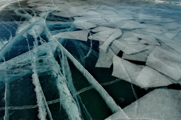 ロシア 東のシベリア 驚くほどの雪と冬の厳しい寒さの不足のためバイカル湖の氷の透明度 — ストック写真