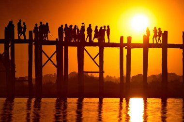 Mandalay. Myanmar. 11/22/2016. Göl Taungthaman köprüden. Turistler her yerinden her gece onlarca dünya şaşırtıcı yapmak ve günbatımı güzellik izlerken istiyor.
