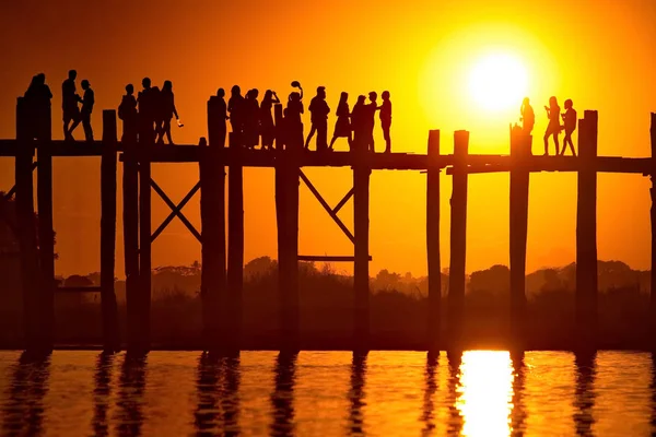 曼德勒 2016 横跨湖的桥 Taungthaman 每天晚上几十个游客从世界各地观看美丽的日落和许愿 — 图库照片