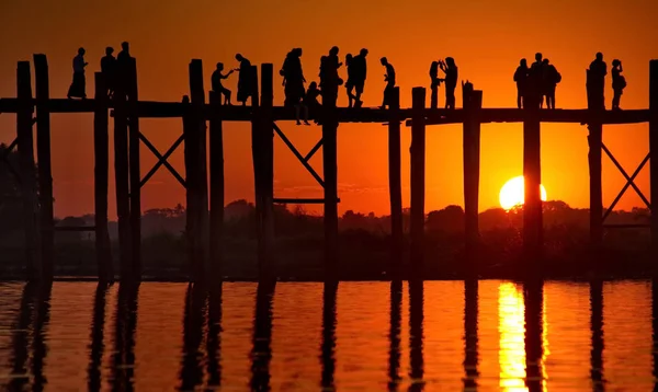 曼德勒 2016 横跨湖的桥 Taungthaman 每天晚上几十个游客从世界各地观看美丽的日落和许愿 — 图库照片